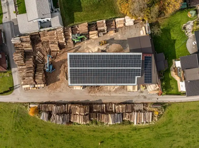 Photovoltaik auf Werkshalle von Sägewerk